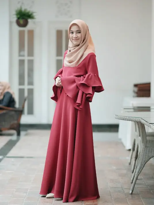 Meski kerap tampil simpel dan casual, anak dari 3 bersaudara ini juga tampil memukau saat berpakaian formal. Menggunakan dress bewarna merah yang dipadukan dengan hijab coklat muda, Alyssa terlihat anggun. (Liputan6.com/IG/ /ichasoebandono)