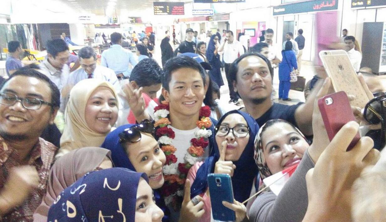 Pebalap Manor Racing asal Indonesia, Rio Haryanto, disambut meriah oleh warga Indonesia saat tiba di Bandar Udara Internasional Bahrain, Selasa (29/3/206). (Bola.com/Twitter)