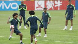 Pemain Brasil, Marcelo (kiri) berlatih dengan rekan setimnya jelang menghadapi Belgia dalam perempat final Piala Dunia 2018 di Stadion Tsentralny, Kazan, Rusia, Kamis (5/7). (AP Photo/Andre Penner)
