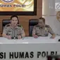 Kadiv Humas Mabes Polri Irjen Pol Muhammad Iqbal (tengah) memberi keterangan terkait penangkapan Andi Arief di Jakarta, Senin (4/3). Polisi mengamankan barang bukti berupa alat pakai. (Liputan6.com/Faizal Fanani)