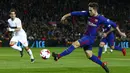 Bek Barcelona, Denis Suarez, melepas tendangan saat melawan Murcia pada babak 32 besar Copa del Rey di Stadion Camp Nou, Barcelona, Rabu (29/11/2017). Barcelona menang 5-0 atas Murcia dan lolos dengan agregat 8-0. (AP/Manu Fernandez)