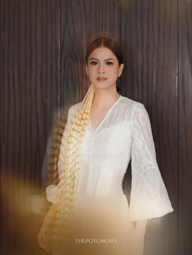 6 Potret Cantik Hana Saraswati Kenakan 4 Busana Berbeda Rancangan Renzi Lazuardi saat Menikah