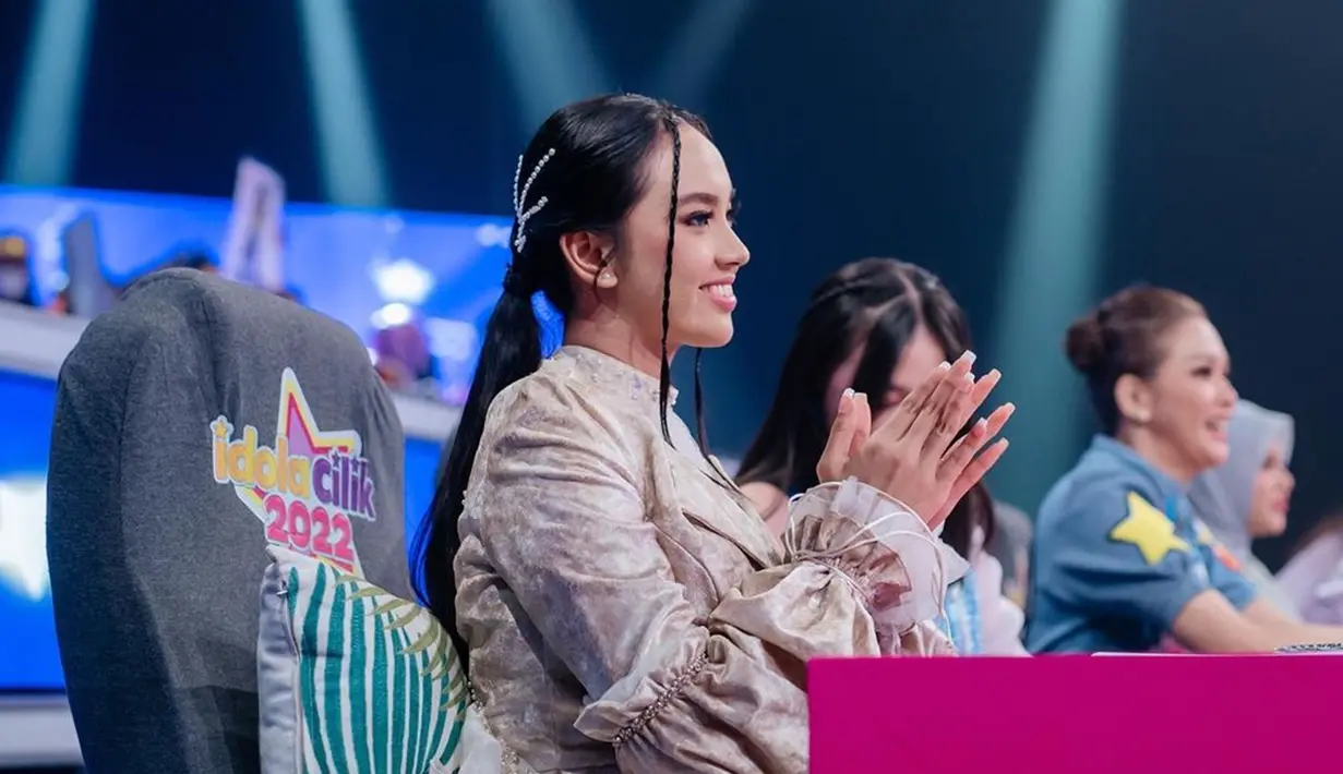 Pelantun Gemintang Hatiku ini selalu memberikan apresiasi dan tepuk tangan ketika melihat penampilan peserta yang membuatnya terpukau. Selain itu, jebolan Indonesian Idol 2019 ini juga tentunya memberikan komentar membangun untuk peseta Idola Cilik yang penampilannya masih kurang. (Liputan6.com/IG/@lyodraofficial)