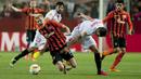 Pemain Shakhtar Donetsk, Viktor Kovalenko (kiri)  terjatuh saat berebut bola dengan pemain Sevilla, Grzegorz Krychowiak dpada leg kedua semifinal Liga Europa di Stadion Ramon Sanchez Pizjuan, Sevilla, Jumat (6/5/2016) dini hari WIB. (AFP/Jorge Guerrero)