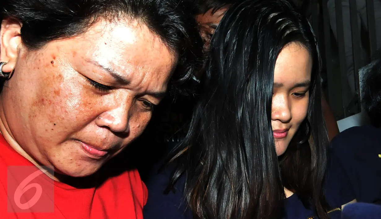 Jessica Kumala Wongso (kanan) saat di gelandang petugas Polda Metro Jaya ke ruang tahanan, Sabtu (30/1). Mukanya tampak lesu saat dibawa oleh belasan petugas menuju tahanan. (Liputan6.com/JohanTallo)