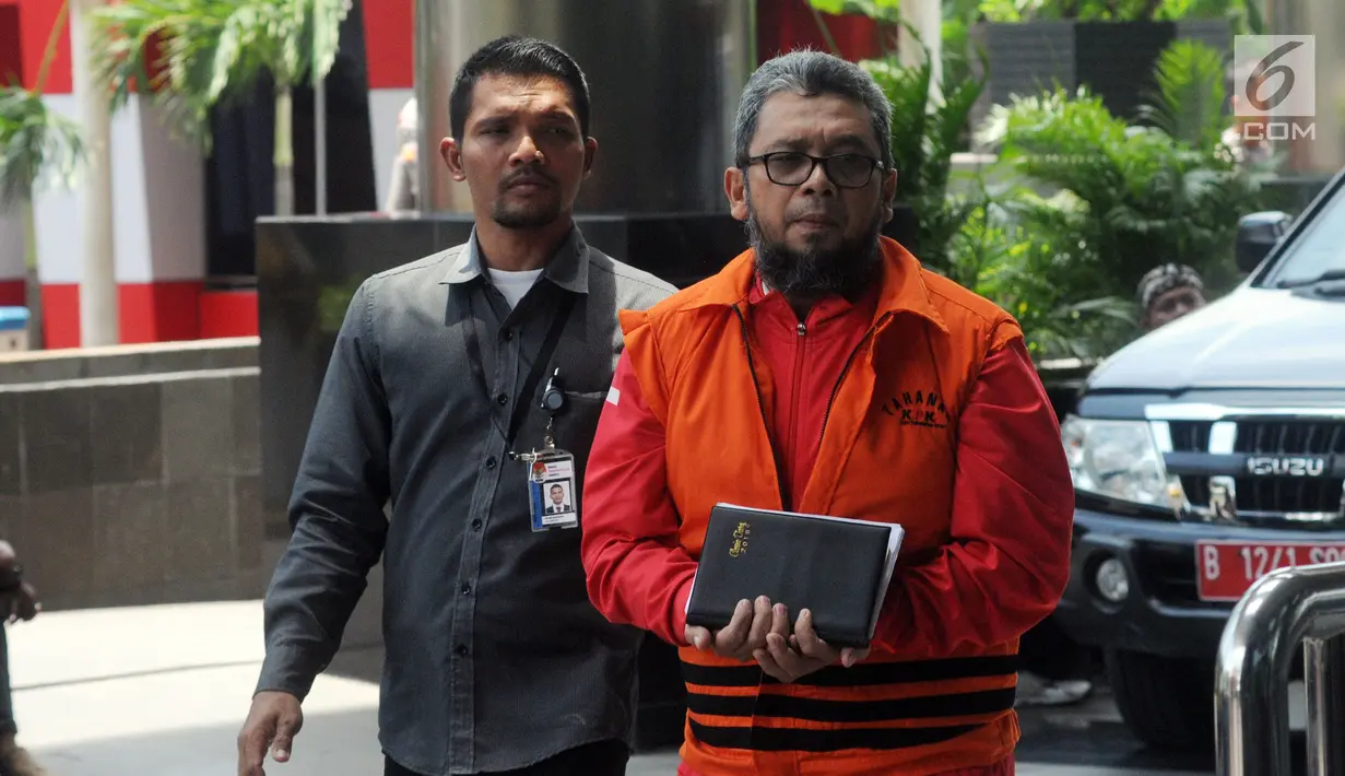 Mantan Anggota DPRD Sumut, Ferry Suando Tanuray Kaban (kanan) tiba di Gedung KPK, Jakarta, Senin (4/3). Ferry diperiksa sebagai tersangka dugaan suap LPJ APBD 2012 dan pengesahan perubahan APBD 2013, 2014 dan 2015. (Merdeka.com/Dwi Narwoko)