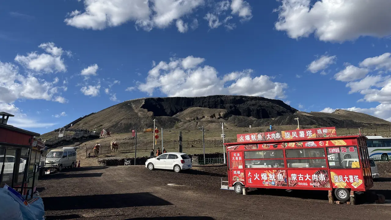 Gunung api Wulanhada atau dikenal sebagai Wulanhada Volcano Geopark adalah destinasi geowisata yang ada di wilayah Ulanqab, Mongolia Dalam, China. (Liputan6.com/Winda Nelfira)