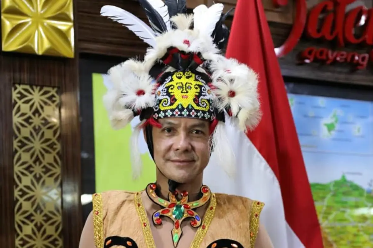 Lengkapi diri dengan Mandau, Gubernur Jateng Ganjar Pranowo tampil unik kenakan pakaian suku Suku Kenya. (Foto: Liputan6.com/Felek Wahyu)