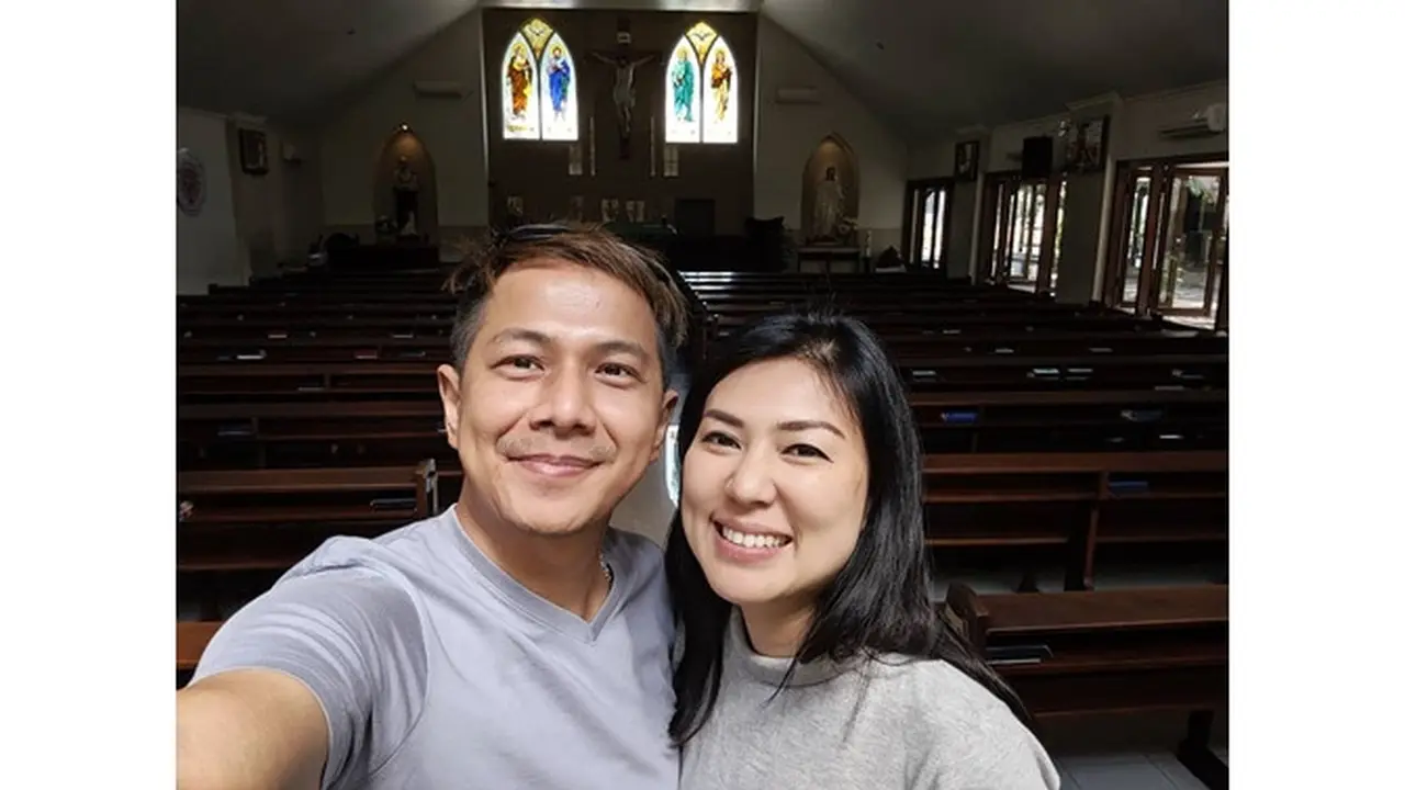 7 Potret Mesra Delon Thamrin dan Sang Kekasih, Bakal Nikah?