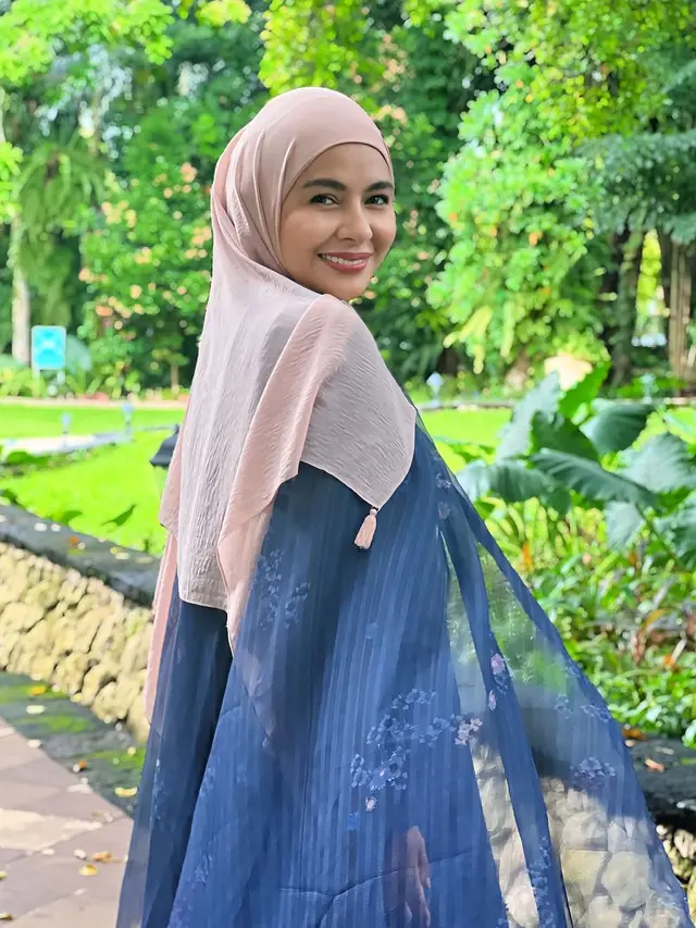 Santun Nan Stylish, Ini Padu Padan Gaya Hijab Meisya Siregar yang Lengkapi Outfit Lebaran