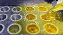 Pekerja membuat lilin citronella di sebuah pabrik di Sao Joao da Boa Vista, Brasil, Jumat (12/2/2016). Virus zika yang sudah menyebar membuat penjualan lilin citronella, yang merupakan lilin pengusir nyamuk mengalami kenaikan. (REUTERS/Paulo Whitaker)