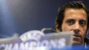 Pelatih Atletico Madrid, Quique Sanchez Flores di sesi konferensi pers yang berlangsung di Vicente Calderon, 2 November 2009 jelang laga Liga Champions melawan Chelsea. AFP PHOTO / PIERRE-PHILIPPE MARCOU 