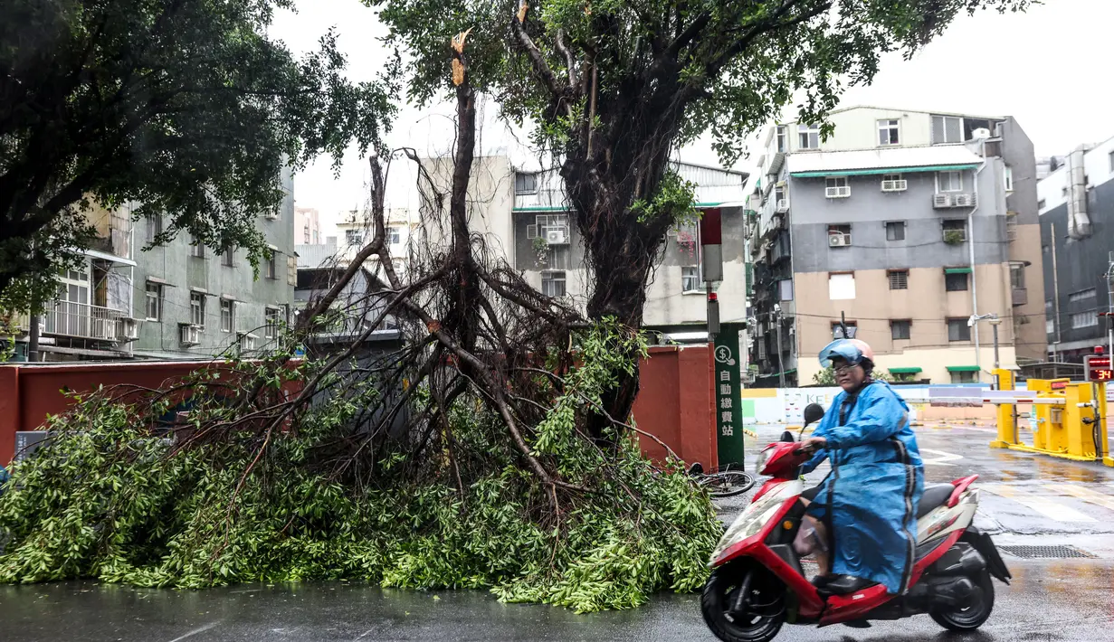 Topan Gaemi melanda Taiwan utara pada hari Kamis (25/7/2024) menimbulkan korban jiwa. (I-Hwa CHENG/AFP)