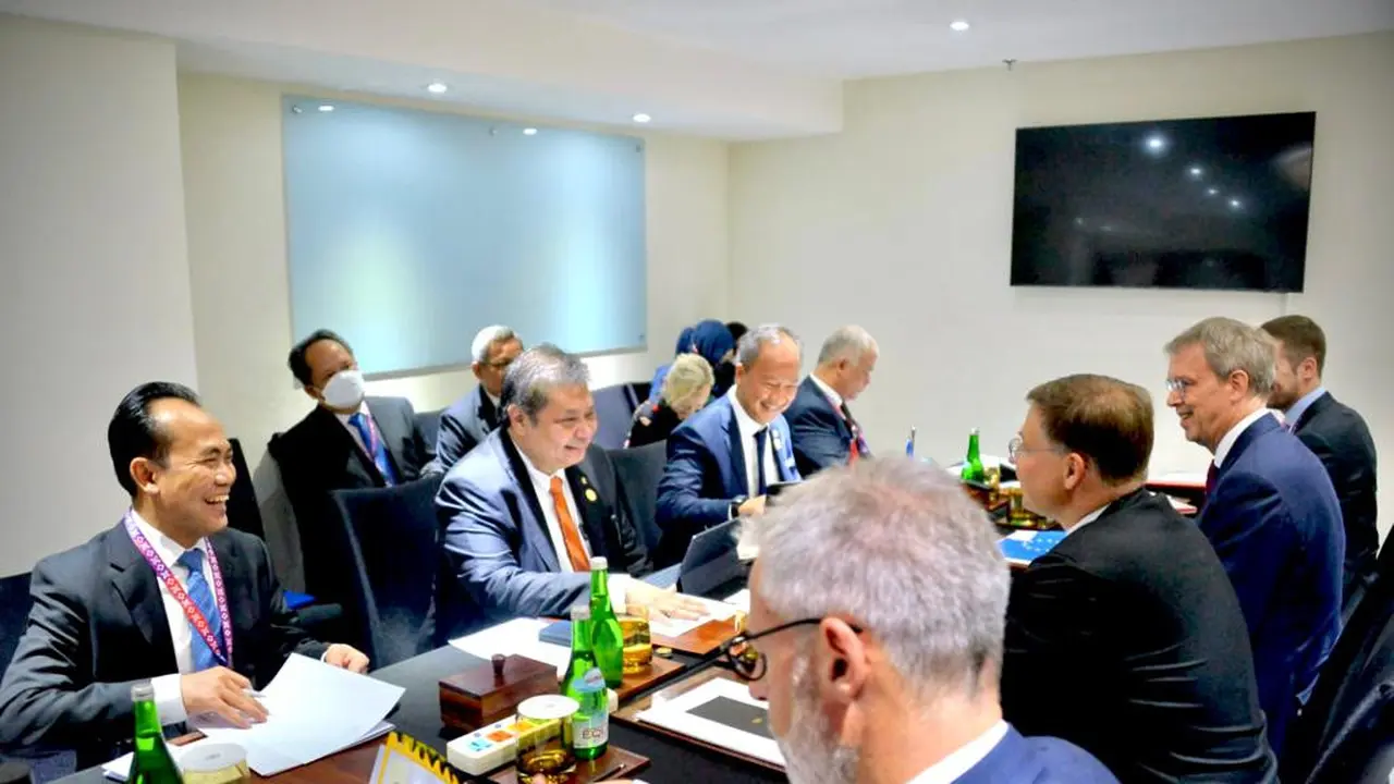 Menteri Koordinator Bidang Perekonomian Airlangga Hartarto menggelar pertemuan bilateral dengan Executive Vice-President Commisioner for Trade, Valdis Dombrovskis, Kamis (22/9/2022), di Nusa Dua Bali.