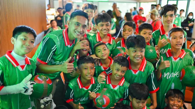 Foto Bersama 22 Anak dan Rizky Ridho