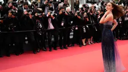 Menghadiri pemutaran perdana 'The Zone of Interest' di Festival Film Cannes 2023, Natalie Portman tampil memesona dalam balutan gaun strapless Dior dari koleksi merek musim gugur/musim dingin 2017. (Photo by Scott Garfitt/Invision/AP)