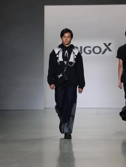 Foto-foto dari balik layar New York Fashion Week Spring/ Summer 2023 dibagikan Angga Yunanda lewat akun Instagram terverifikasi, 13 September 2023, disertai status teks ringkas, “New York Fashion Week @nyfw.” Unggahan ini disukai lebih dari 420 ribu warganet dan direspons hangat sejumlah selebritas. “Best!” seru Hanggini di kolom komentar. “Naksir,” Shenina Cinnamon menyahut. (Foto: Dok. Instagram @anggayunandareal16)