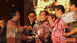 Citizen6, Jakarta: Direktur Utama PLN, Nur Pamudji menyerahkan piala juara umum kepada Direktur Utama PT Indonesia Power, Djoko Hastowo pada acara penutupan KNIFE 2012 di PLN Kantor Pusat Jakarta, Jumat (12/10). (Pengirim: Agus Trimukti)