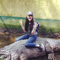 Raline Shah bersama buaya. (Instagram @raline_shah)