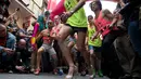 Para peserta mengikuti lomba lari menggunakan sepatu high heels selama peringatan World Pride di distrik Chueca, area populer untuk komunitas gay, di Madrid, Kamis (29/6). World Pride merupakan acara terbesar bagi forum LGBT. (AP Photo/Paul White)