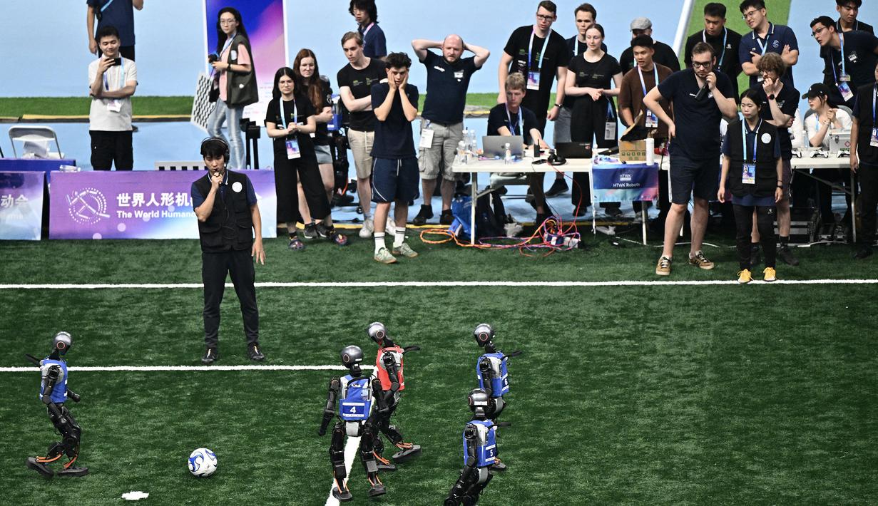 Kemenangan 1-0 Hephaestus Universitas Tsinghua memastikan mereka menjadi juara dalam ajang cabor sepak bola 5v5 World Humanoid Robot Games. Taktik yang berbasis algoritma end-to-end ini menjadi keunggulan penentu mereka saat mereka mempertahankan keunggulan tipis hingga peluit akhir pertandingan. (AFP/Pedro Pardo)