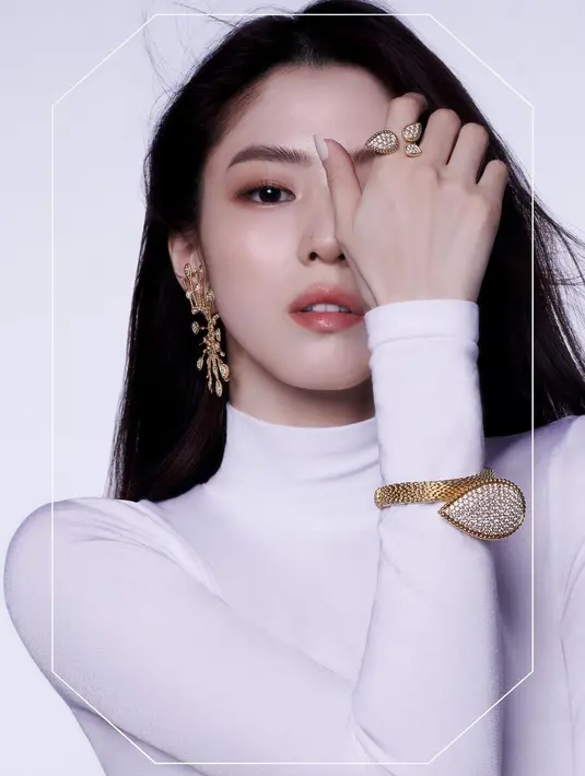 Sedangkan Han So Hee yang juga memiliki visual yang tak main-main, juga merupakan Ambassador dari brand perhiasan Boucheron. Hasil photoshoot Han So Hee untuk Boucheron yang tak kalah memesona mengenakan turtleneck putih dengan memakasi, earcuff, gelang, dan cincin dari Boucheron. [Foto: Instagram/xeesoxee]