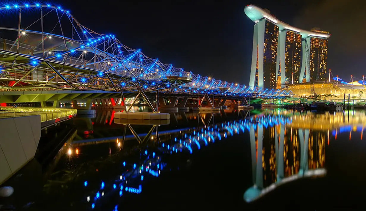 Jembatan Helix yang menyerupai bentuk DNA ini terletak di Singapura dan merupakan salah satu spot terbaik untuk menyaksikan pertunjukan yang diadakan di sekelilingnya. (Ilustrasi Istimewa)