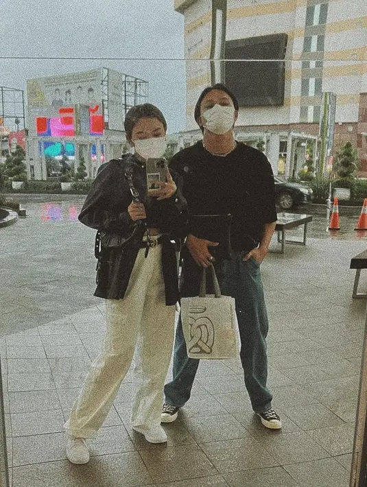 Rizky Febian dan Mahalini Rahaja selalu kompak di berbagai momen seperti saat jalan berdua. Keduanya kompak mengenakan outfit warna senada hitam yang membuat mereka kian kece. Foto hangout bersama pun berhasil bikin baper publik. (Liputan6.com/IG/@rizkyfbian)