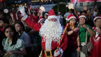 Nyanyi Lagu Natal 42 Jam Tanpa Henti, Pria 63 Tahun Pecahkan Rekor Dunia