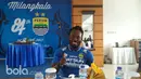 Mantan pemain Chelsea, Michael Essien saat berfoto pada sesi perkenalan yang bertepatan dengan HUT Persib Bandung ke-84 di Bandung, Selasa (14/3/2017).  Essien akan mengenakan jersey bernomor bernomor punggung lima. (Bola.com/ Erwin Snaz)