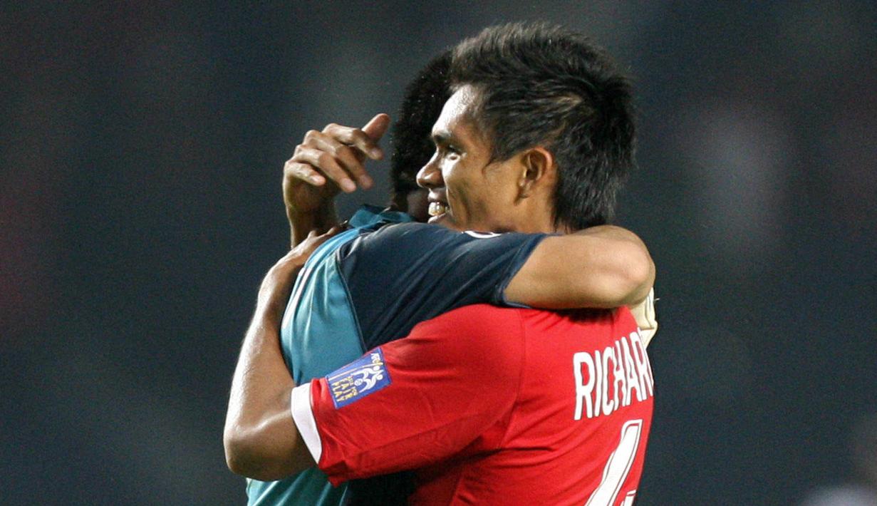 Timnas Indonesia berhasil meraih kemenangan di laga pertama melawan Bahrain dengan skor 2-1. Dua gol Skuad Garuda dilesatkan oleh Budi Sudarsono (14') dan Bambang Pamungkas (64'). Sementara itu, gol dari Bahrain dicetak oleh Sayed Mahmood Jalal. pada menit ke-27. (AFP/Adek Berry)