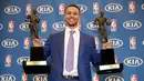 Bintang Golden State Warriors, Stephen Curry menerima NBA Most Valuable Player Awards di ORACLE Arena, Oakland California, (10/5/2016). (Ezra Shaw/Getty Images/AFP)