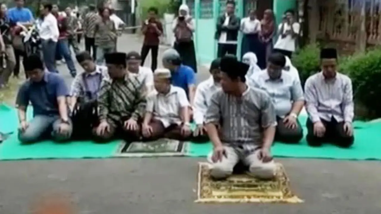 Ibadah Jamaah Ahmadiyah Dibubarkan hingga Tabrakan Bus Pariwisata