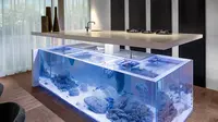Dapur ini dihiasi dengan meja yang dikombinasikan dengan akuarium besar yang indah. 