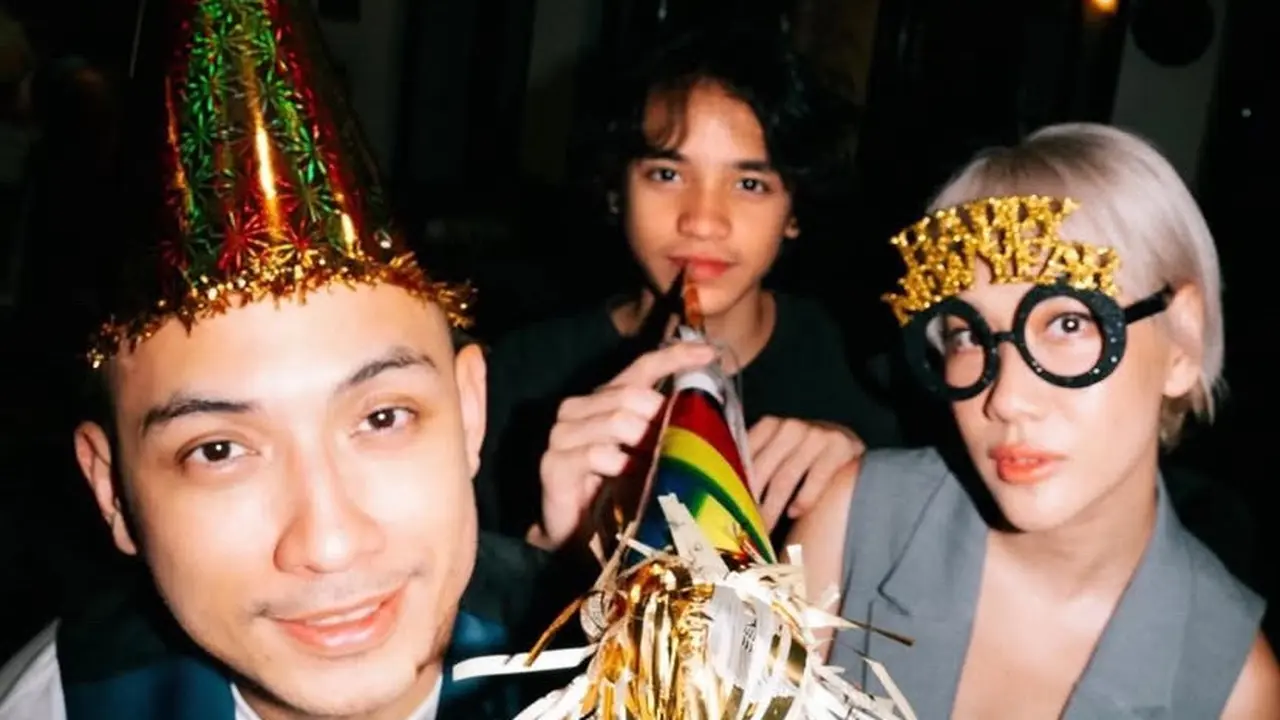 Gaya Artis Tanah Air Rayakan Pergantian Tahun Cukup di Rumah Bersama Keluarga,