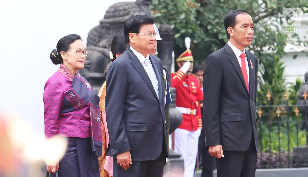 Presiden Joko Widodo (Jokowi) menyambut kunjungan kenegaraan Perdana Menteri (PM) Republik Demokratik Rakyat Laos Thongloun Sisoulith dan Ibu Naly Sisoulith, di Istana Kepresidenan Bogor, Jawa Barat, Kamis (12/10). (Liputan6.com/Angga Yuniar)