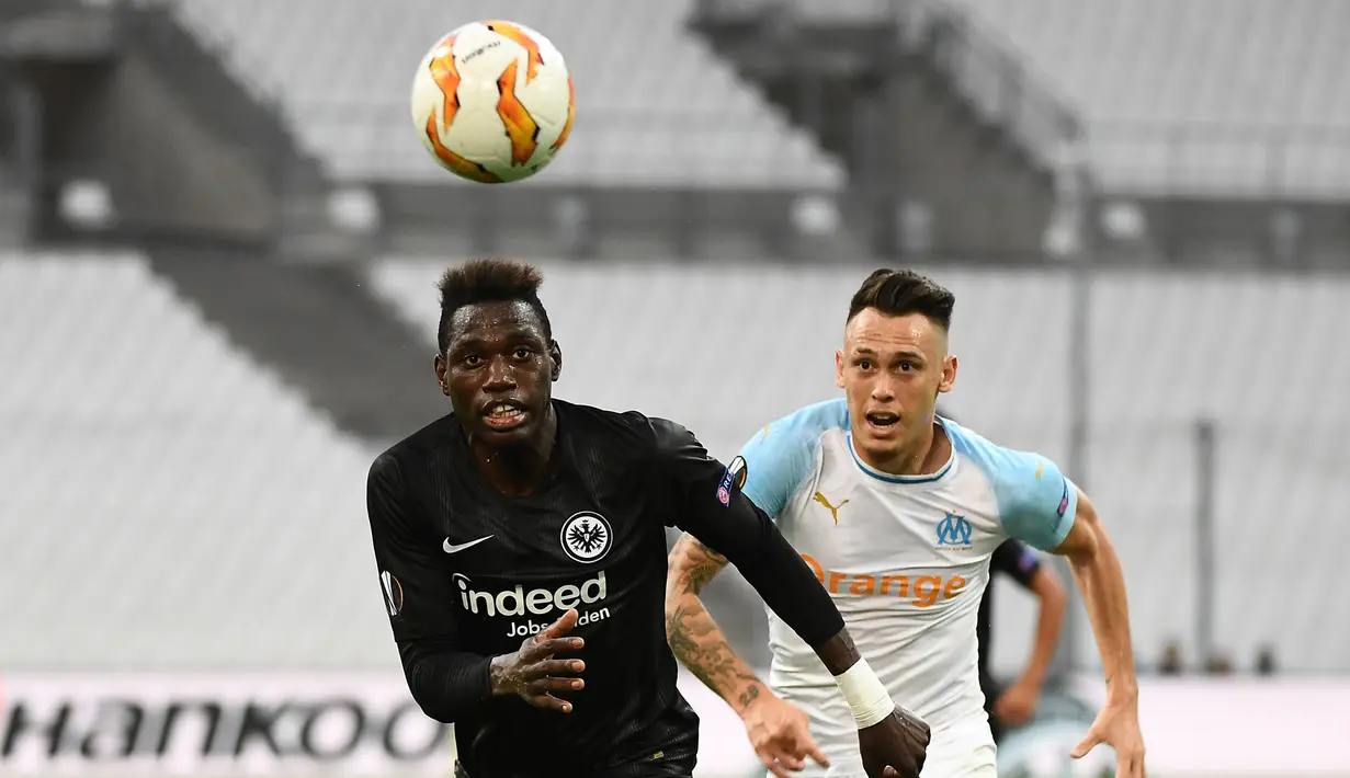 5. Danny da Costa (Frankfurt) - Danny Da Costa menjadi andalan Frankfurt untuk lini pertahanan. Kepiawaian Costa dalam bertahan serta membantu serangan amat membantu Frankfurt pada musim ini. Pemain asal Jerman ini bisa menjadi pelapis Trent-Alexander Arnold. (AFP/Boris Horvat)