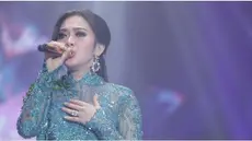 Kiprah Syahrini memang tidak pernah habis-habisnya. Beragam fashion yang dikenakannya menjadi trend tersendiri. Sampai akhirnya Syahrini jadi yang paling fashionable. Seperti apa beritanya, saksikan di Starlite