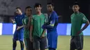 Para pemain Timnas Indonesia tertawa saat mengikuti latihan di SUGBK, Jakarta, Sabtu (13/1/2018). Timnas Indonesia menggelar latihan terakhir sebelum laga persahabatan melawan Islandia. (Bola.com/Vitalis Yogi Trisna)