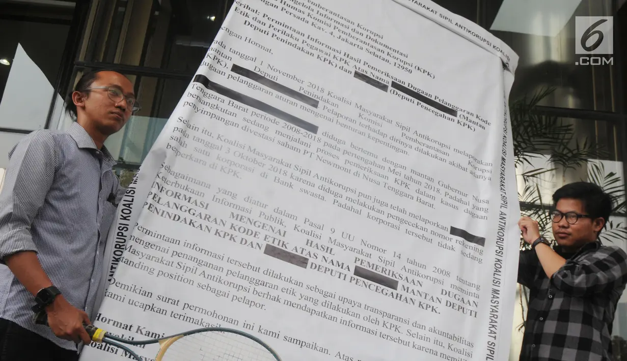 Aktivis ICW membawa replika surat raksasa dan raket sebagai bentuk protes di Gedung KPK, Jakarta, Senin (26/8/2019). Capim KPK Firli Bahuri dicurigai "bermain" dalam kasus Divestasi PT Newmont yang melibatkan mantan Gubernur NTB 2008-2018 TGB Muhammad Zainul Majdi. (merdeka.com/Dwi Narwoko)