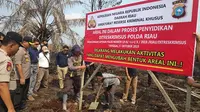 Penyidik Reskrimsus Polda Riau memasang plang di lahan perusahaan pembakar lahan karena memicu kabut asap. (Liputan6.com/M Syukur)