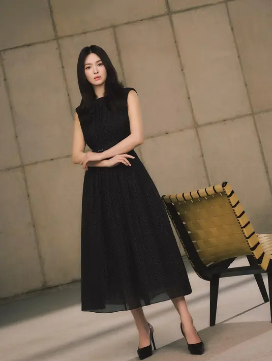Pesona simple chic dari Song Hye Kyo pakai sleeveless midi dress berwarna hitam, dipadu high heels yang juga berwarna hitam. [Foto: Instagram/kyo1122]