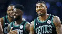 Pebasket Boston Celtics, Marcus Smart, tersenyum usai berhasil mengalahkan Phoenix Suns pada laga NBA di Stadion TD Garden, Boston Minggu (3/12/2017). Boston Celtics menang 116-111 atas Phoenix Suns. (AP/Michael Dwyer)