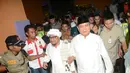 Pimpinan Pondok Pesantren Al-Qodiri menyambut Prabowo Subianto saat hadiri acara manaqib  di Jember, Jawa Timur, Kamis (5/6) (Liputan6.com/Johan Tallo)