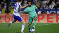 Bek Real Madrid, Marcelo berusaha melewati penyerang Real Zaragoz, Andre Pereira pada pertandingan Copa del Rey (Piala Raja) di stadion La Romareda di Zaragoza (29/1/2020). Real Madrid melaju mantap ke perempatfinal Copa del Rey setelah mengalahkan Zaragoza 4-0. (AFP Photo/Jose Jordan)