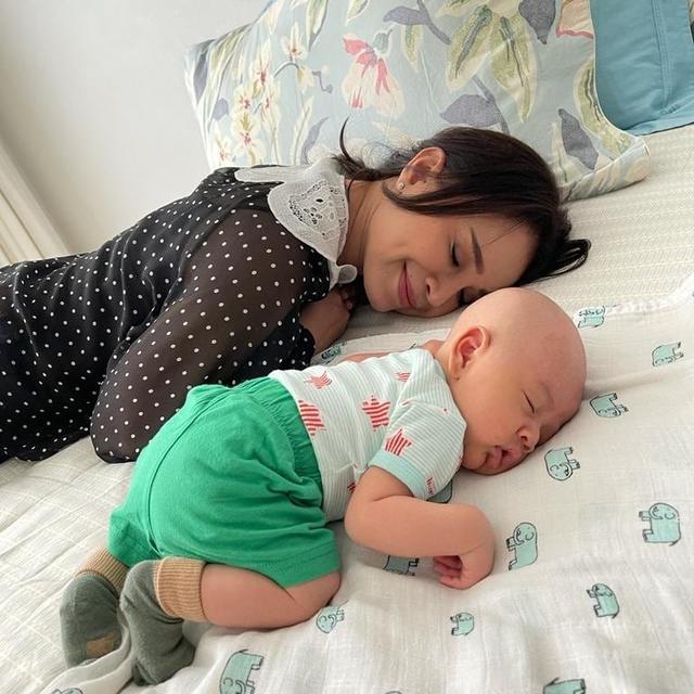 Rossa momong bayi Rayyanza (Foto: Instagram/@itsrossa910)