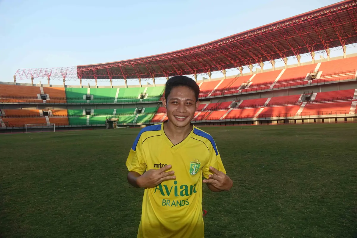 Evan Dimas, mengaku bermain di posisi berbeda di sepanjang penyisihan Piala Presiden. Pelatih Persebaya Ibnu Grahan menempatkannya tidak sebagai gelandang serang. (Bola.com/Zaidan Nazarul)