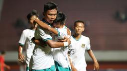 Muhammad Nabil Asyura (kiri) menjadi bintang kemenangan Timnas Indonesia U-16 atas Singapura dengan mencetak hattrick di babak pertama. (PSSI)