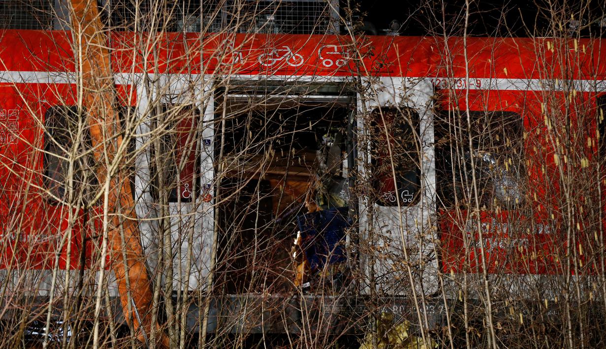 Lokasi kecelakaan dua kereta komuter S-bahn di Schaeftlarn di distrik Munich, Jerman bagian selatan pada 14 Februari 2022. Satu orang tewas dan lebih dari sepuluh lainya terluka ketika dua kereta komuter bertabrakan. (MICHAELA REHLE / AFP)