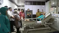 Istri Menteri Tjahjo Kumolo, Erni Gunatri menjenguk para korban penyerangan kantor Kemendagri di RSPAD Gatot Subroto, Jakarta. (Liputan6.com/Putu Merta Surya Putra)